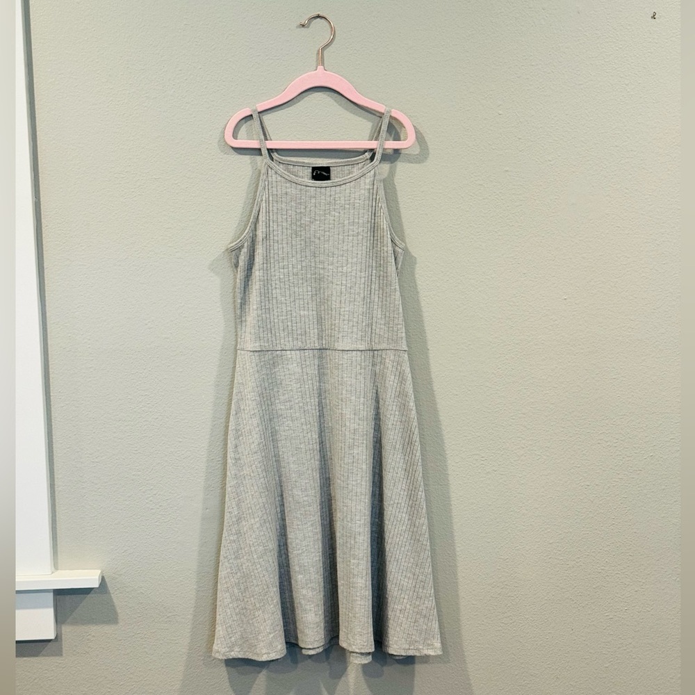 Short sleeved, gray ribbed Art Class dress.